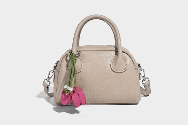 Mini-Henkeltasche in strukturierter Kuppelform in Pastellgelb mit genarbter Lederoptik, silberfarbenen Beschlägen und abnehmbarem