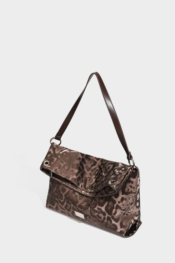 Locker fallende Hobo-Schultertasche mit Leopardenprint, glänzender Satinoptik, silberfarbenen Ringdetails und schmalem Schulterriemen