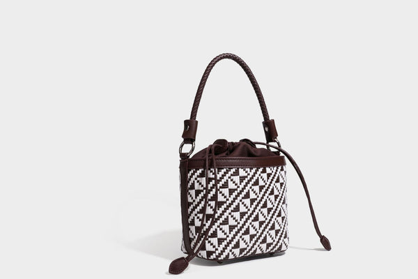 Kleine gewebte geometrische Bucket-Bag mit geflochtenem Henkel in Lederoptik und Kordelzugverschluss im zweifarbigen Muster aus Braun und Weiß