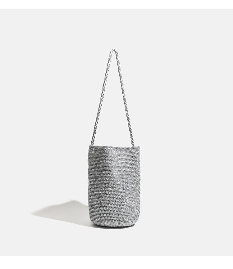 Metallic-Häkeltasche in Petrolblau mit langem geflochtenem Schulterriemen und zylindrischer, oben offener Form, Detailansicht 13