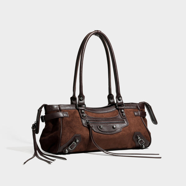 Strukturierte Vintage-Schultertasche im Biker-Stil mit matten Einsätzen in Velourslederoptik, Besatz in Lederoptik, dunkel silberfarbenen Nieten und vorderem Reißverschluss