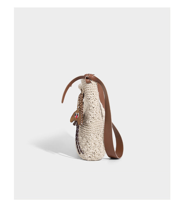 Lässig fallende, gehäkelte Schultertasche mit verstellbarem Riemen in Cognac-Lederoptik und Druckknopfverschluss oben, Detailansicht 10