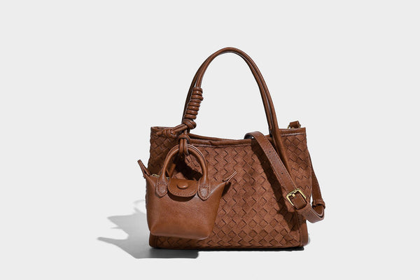 Strukturierte Tote-Bag mit gewebter Oberfläche, befestigtem Mini-Charm-Täschchen, geknoteten Tragegriffen und abnehmbarem Schulterriemen, Detailansicht