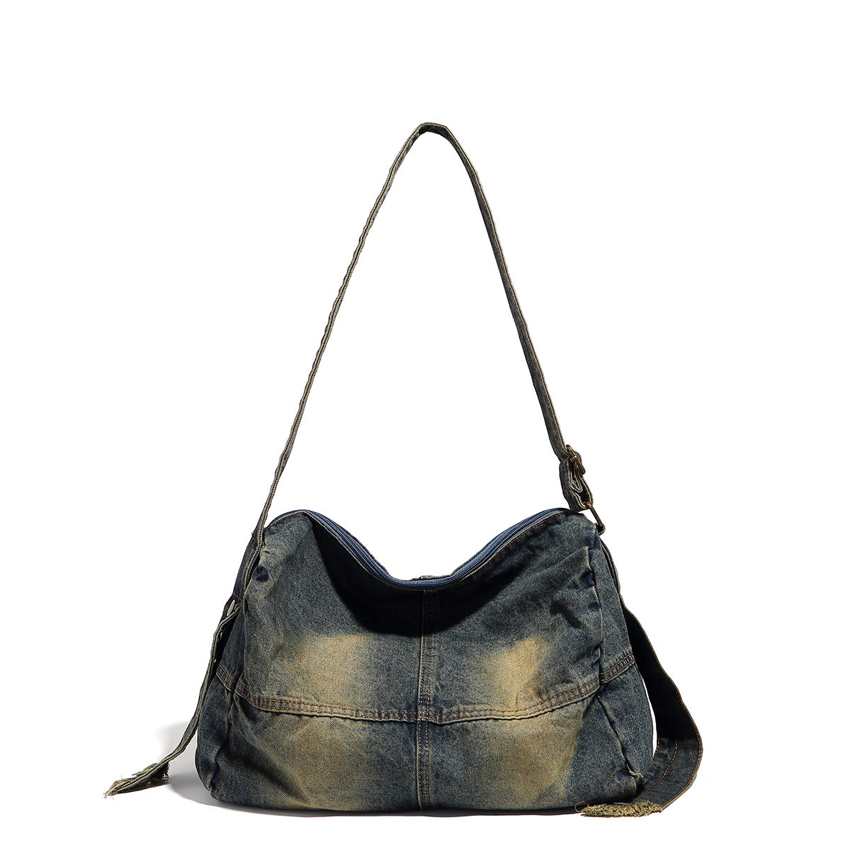 Lässig fallende Schultertasche aus gewaschenem Denim mit verwaschener, Used-Optik, Reißverschluss oben und verstellbarem Riemen in Antik-Messingoptik