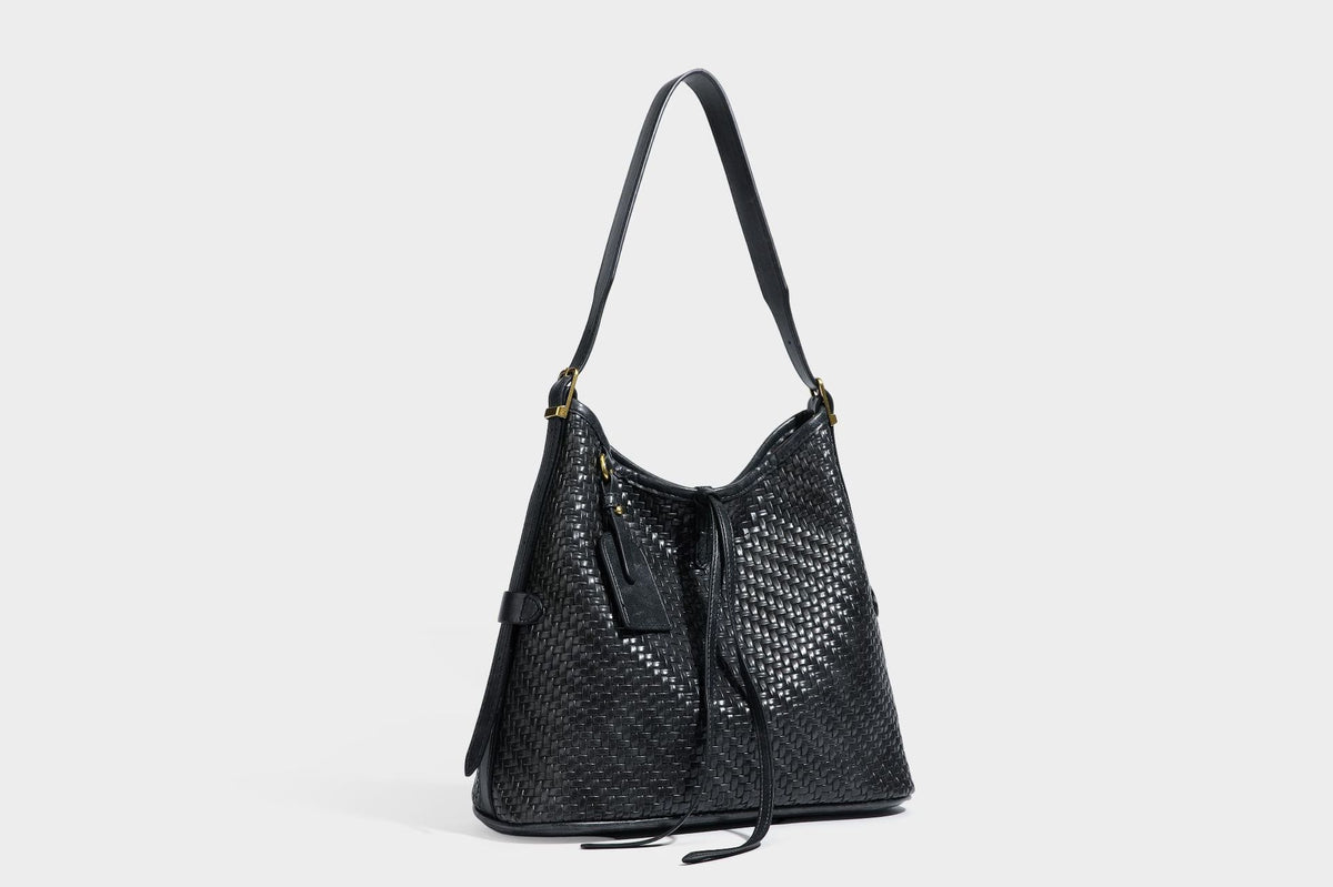 Lässig gewebte Schultertasche in Lederoptik mit Bindebandverschluss, goldfarbenen Metalldetails und einem Schulterriemen, Detailansicht 49