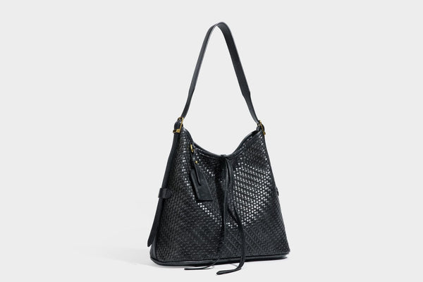 Lässig gewebte Schultertasche in Lederoptik mit Bindebandverschluss, goldfarbenen Metalldetails und einem Schulterriemen, Detailansicht 49