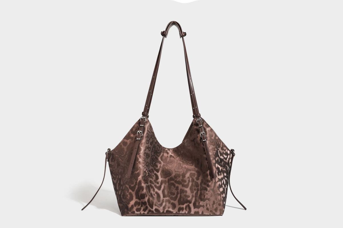 Große, glänzende Hobo-Schultertasche mit Leopardenprint, abnehmbarem Reißverschlusstäschchen und silberfarbenem Seestern-Anhänger, Detailansicht