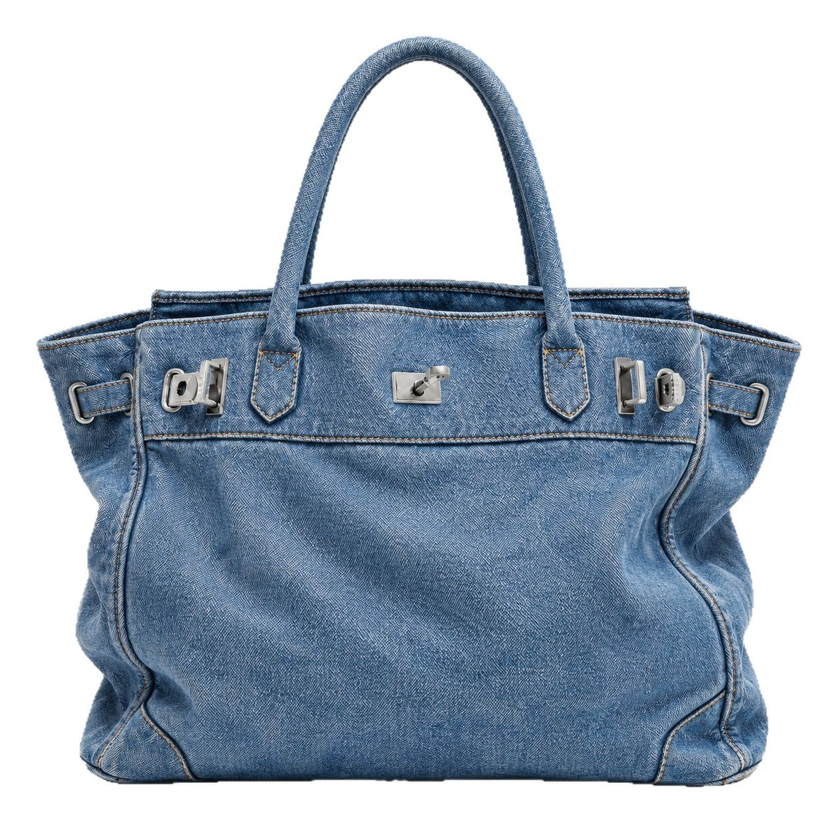 Lässig geschnittene Tote-Bag aus Denim mit silberfarbenem Drehverschluss und Schnallendetails sowie zwei gerollten Henkeln, Detailansicht 5
