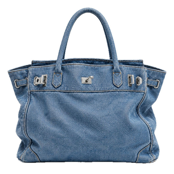 Lässig geschnittene Tote-Bag aus Denim mit silberfarbenem Drehverschluss und Schnallendetails sowie zwei gerollten Henkeln, Detailansicht 5