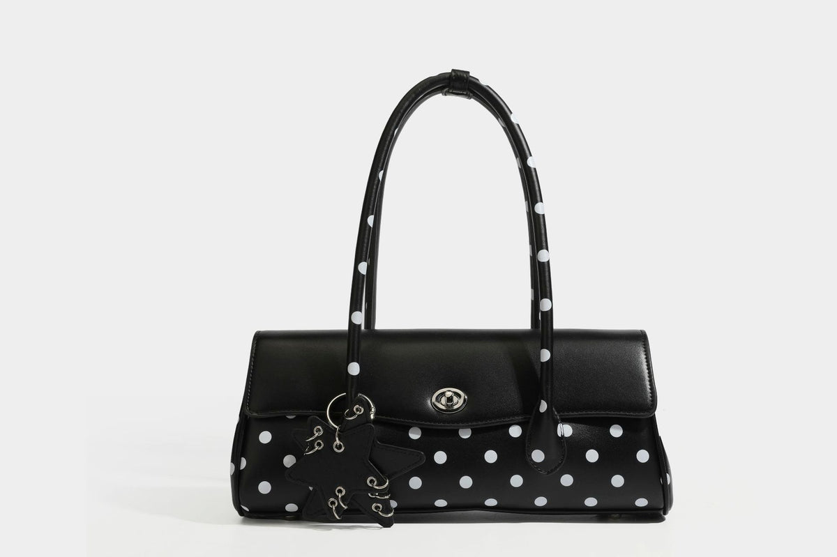 Strukturierte Baguette-Tasche mit Polka-Dot-Muster, glänzender Lederoptik, zwei Tragegriffen, silberfarbener Drehverschlussklappe und