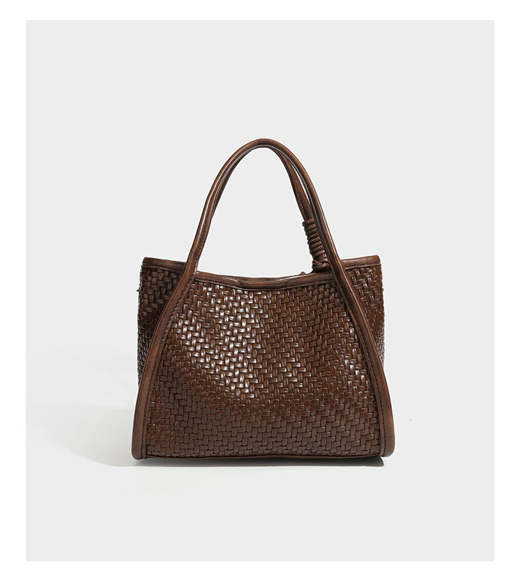 Strukturierte Tote-Bag mit Webstruktur in Braun, glattem, lederähnlichem Besatz, geknoteten Tragegriffen und einer befestigten Mini-Beuteltasche mit Kordelzug