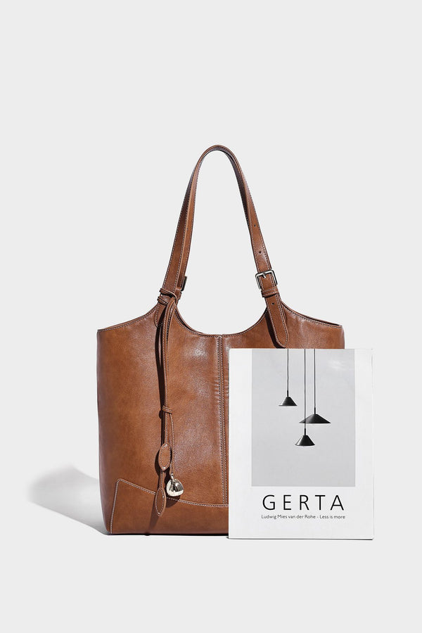 Große, strukturierte Schultertasche im Tote-Stil in Braun und Lederoptik mit langen Doppelriemen, Schnallenbeschlägen, Quasten-Anhänger und geschwungener