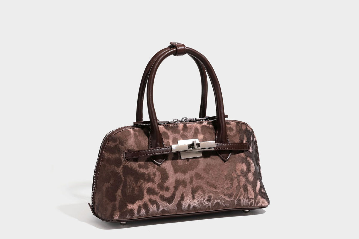 Strukturierte Henkeltasche mit tonal abgestimmtem Leopardenprint, Besatz in Lederoptik, gerollten Henkeln, vorderem Drehverschluss und