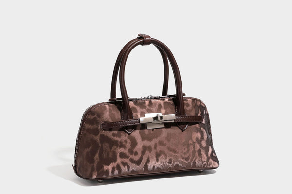 Strukturierte Henkeltasche mit tonal abgestimmtem Leopardenprint, Besatz in Lederoptik, gerollten Henkeln, vorderem Drehverschluss und