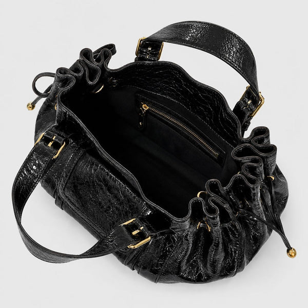 Schwarze Henkeltasche in geknitterter Glanzlederoptik mit seitlichen Kordelzügen, Vordertasche mit Schnalle, zwei Tragegriffen und goldfarbenem