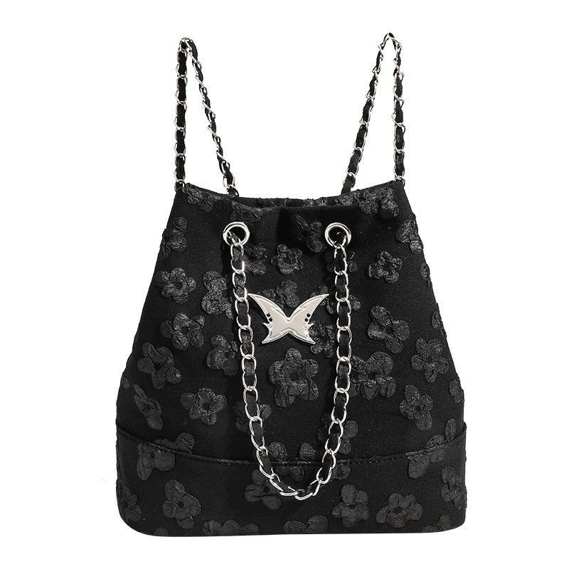 Beuteltasche aus floralem Jacquard mit Kettenriemen in Silberoptik und Schwalben-Medaillonbeschlag, Detailansicht 5