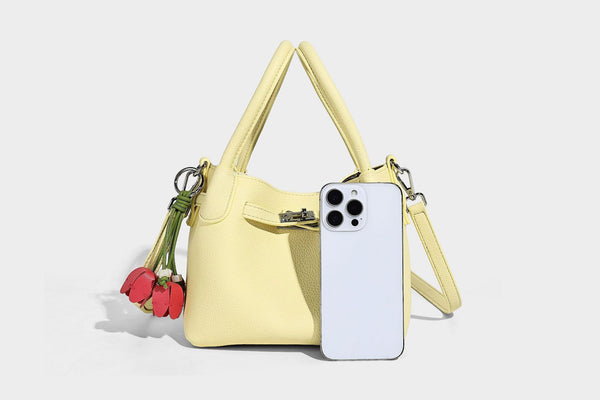 Kleine, strukturierte Tote-Bag mit genarbter Oberfläche, silberfarbenem Drehverschluss, zwei Tragegriffen, abnehmbarem Schulterriemen und