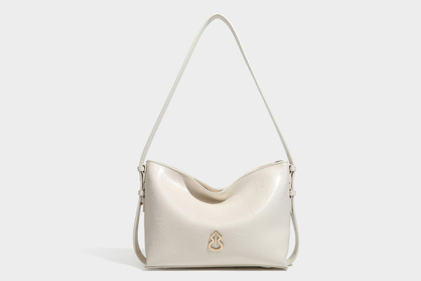 Lässig fallende Hobo-Schultertasche mit offenem Oberteil aus glänzender, karamellbrauner Lederoptik, mit Logo-Beschlägen in Goldoptik und langem, verstellbarem