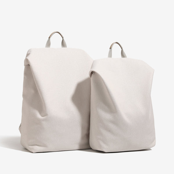 Minimalistischer matter Rucksack aus gewebtem Material mit kurzem Tragegriff und verstellbaren Schulterriemen, Detailansicht 3