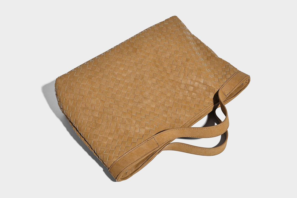 Große, formstabile Tote-Bag in Lederoptik mit gewebter Struktur und passender kleiner Tasche in Dunkelbraun, zwei Henkeln und verstellbarem