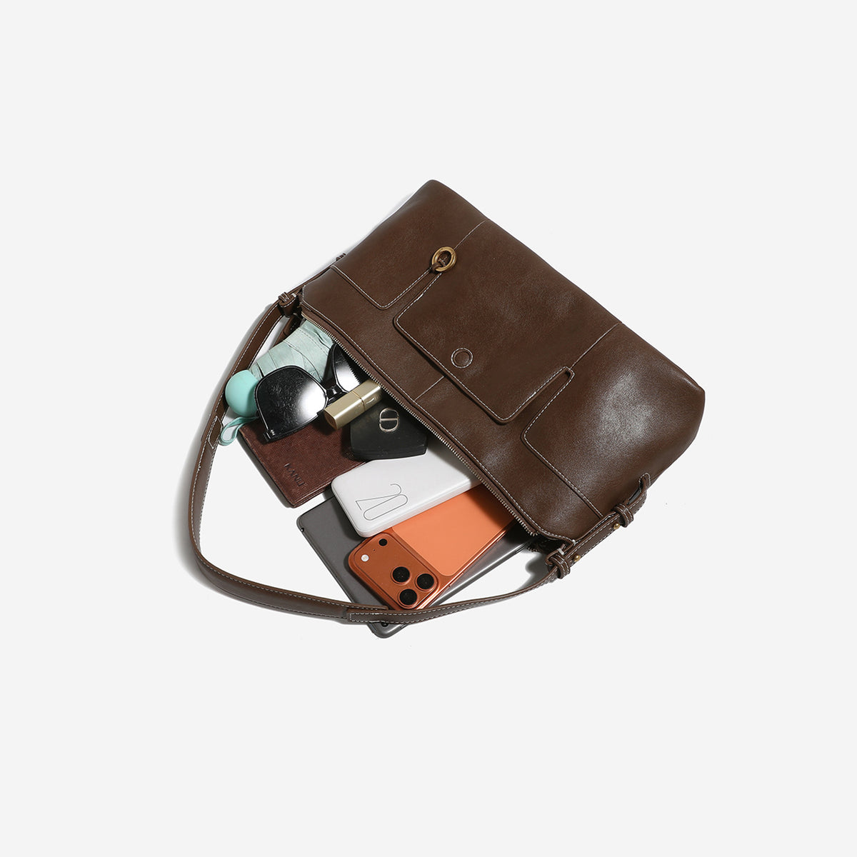 Lässig fallende Hobo-Schultertasche in Lederoptik mit goldfarbenen Ringbeschlägen und Reißverschluss oben, Detailansicht 4