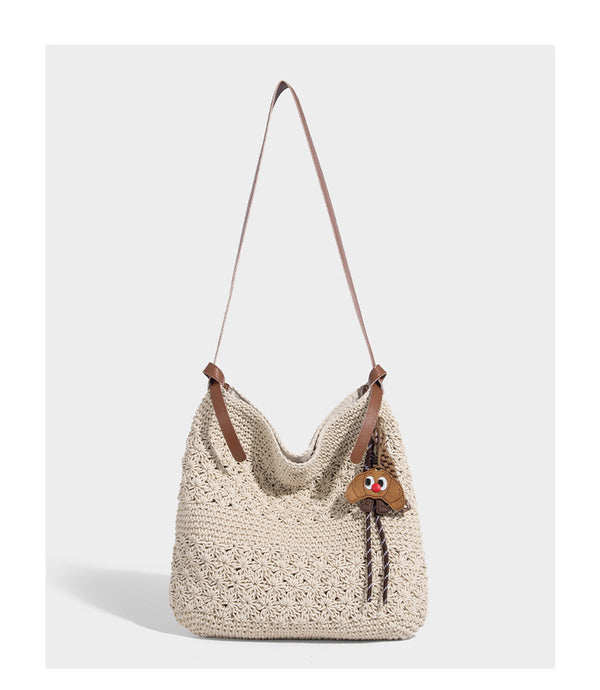 Lässig fallende, gehäkelte Schultertasche mit verstellbarem Riemen in Cognac-Lederoptik und Druckknopfverschluss oben, Detailansicht 8