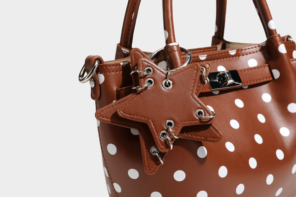 Kleine strukturierte Mini-Tote-Bag mit Punkten in Braun und weißen Punkten, Sternanhänger, zwei Tragegriffen und abnehmbarem Schulterriemen