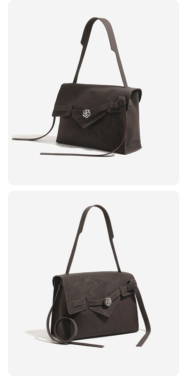 Strukturierte rechteckige Klappentasche mit floralem Metalldrehverschluss und verstellbarem Crossbody-Riemen aus matt strukturiertem