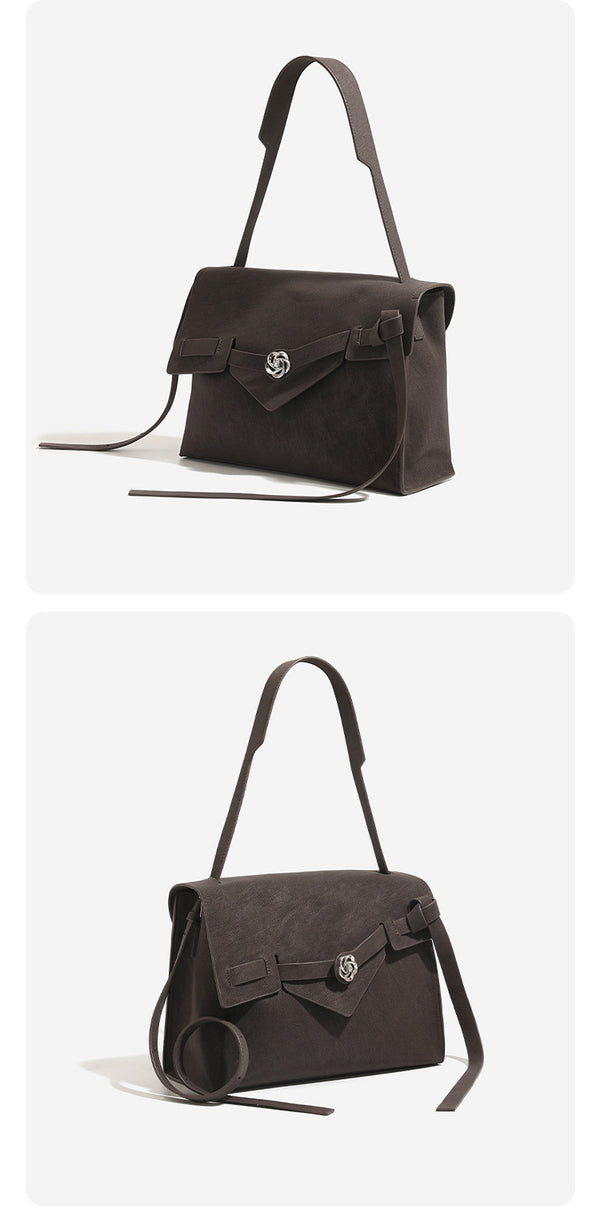 Strukturierte rechteckige Klappentasche mit floralem Metalldrehverschluss und verstellbarem Crossbody-Riemen aus matt strukturiertem