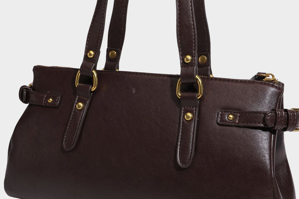 Strukturierte dunkelbraune Satchel-Tote in Lederoptik mit Ringverschluss in Antikgold-Optik, zwei Henkeln und seitlichem Riemen mit Schnalle