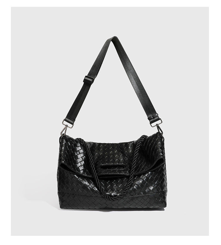 Große schwarze gewebte Schultertasche in Lederoptik mit geflochtenem Henkel, Überschlagverschluss und verstellbarem Crossbody-Riemen, Detailansicht