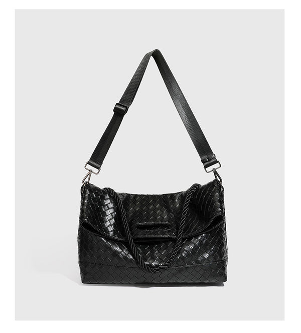 Große schwarze gewebte Schultertasche in Lederoptik mit geflochtenem Henkel, Überschlagverschluss und verstellbarem Crossbody-Riemen, Detailansicht