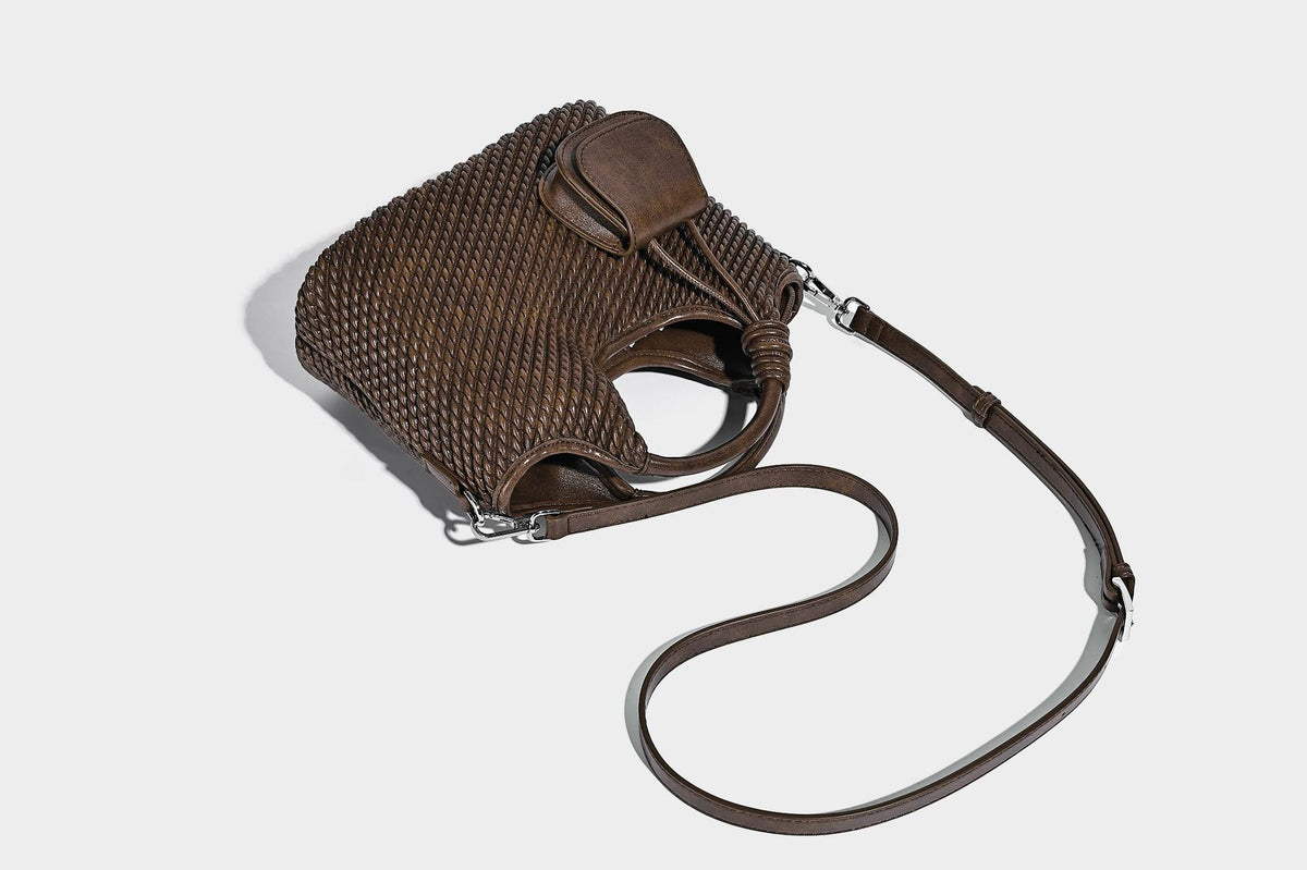 Strukturierte Beuteltasche mit Webstruktur, geknotetem Tragegriff, vorderer Klappentasche und abnehmbarem Crossbody-Riemen in Silberoptik