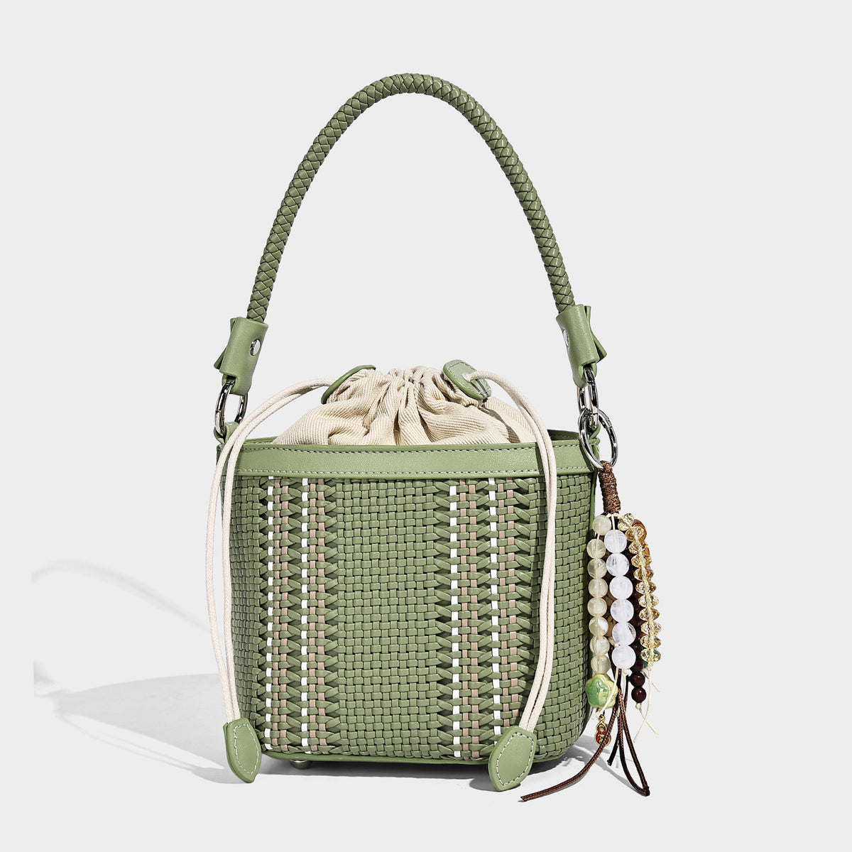 Kleine gewebte Bucket-Bag mit Kordelzug, geflochtenem Henkel, abnehmbarem Crossbody-Riemen und ringförmigen Beschlägen in Silberoptik, Vorderseite