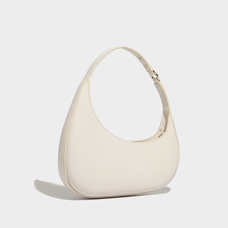 Halbmond-Schultertasche mit genarbter Oberfläche, einem Schlaufenhenkel und goldfarbenen Reißverschlussbeschlägen, Detailansicht 2