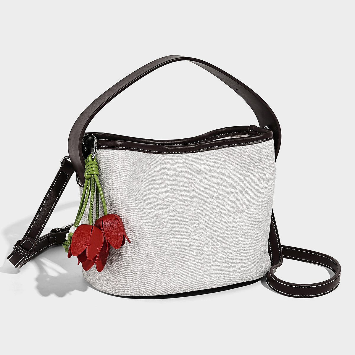 Hellblaue Denim-Bucket-Bag mit schwarzem Besatz in Lederoptik, silberfarbenen Beschlägen, kurzem Henkel und langem verstellbarem Crossbody-Riemen