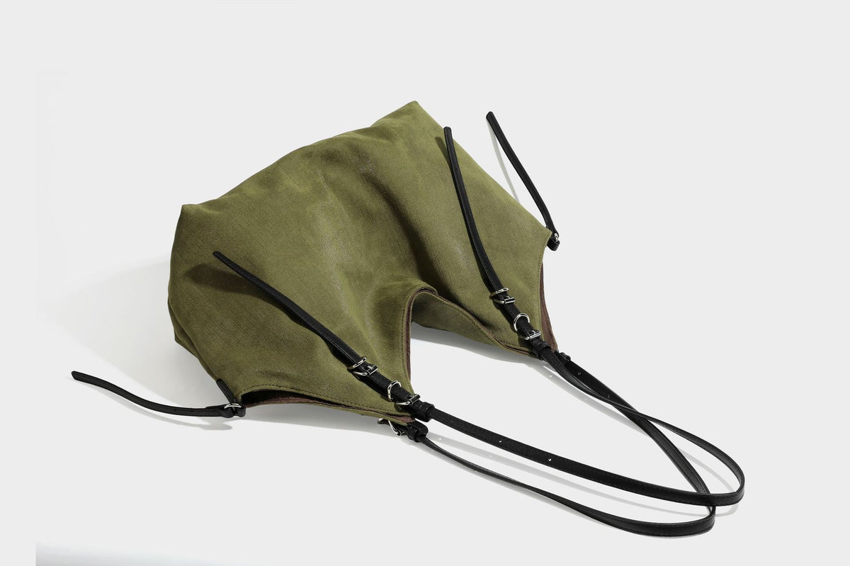 Übergroße, weich fallende Hobo-Schultertasche in Olivgrün mit langen Doppelriemen in Lederoptik, silberfarbenen Schnallenbeschlägen und
