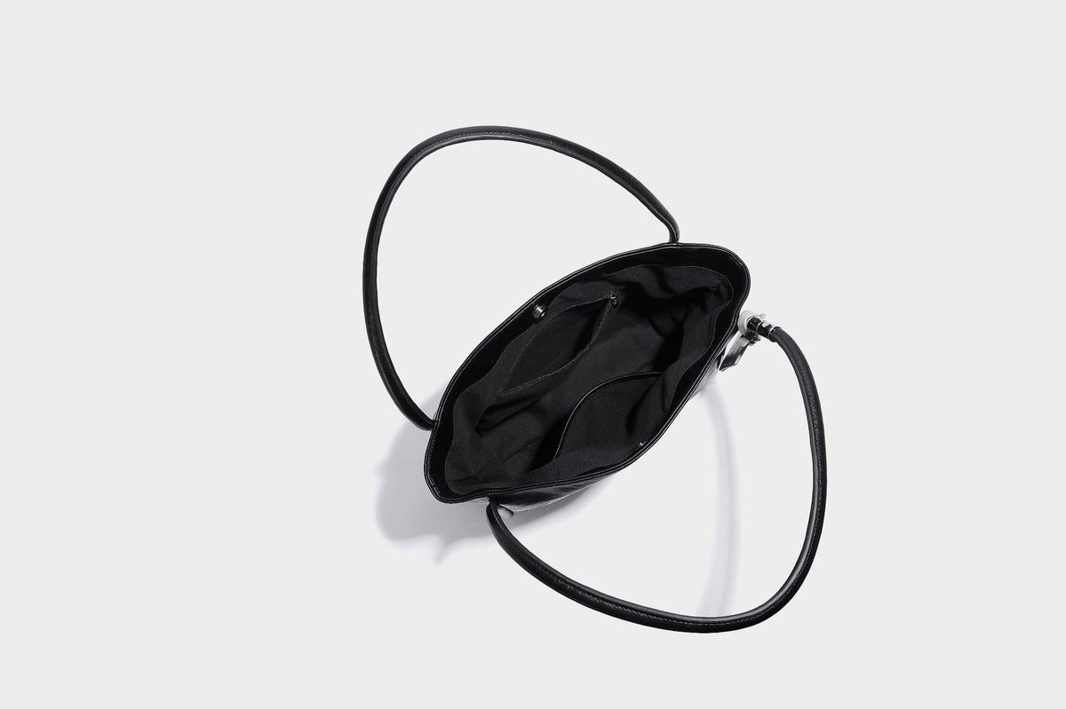 Glänzende Tote-Bag in schwarzer Lederoptik mit zwei runden Tragegriffen und silberfarbenen Beschlägen, Detailansicht 24