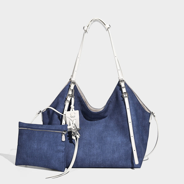 Große, weich fallende Schulter-Tote-Bag aus Canvas in Denim-Optik mit weißen Trägern in Lederoptik, silberfarbenen Schnallenbeschlägen und hängendem