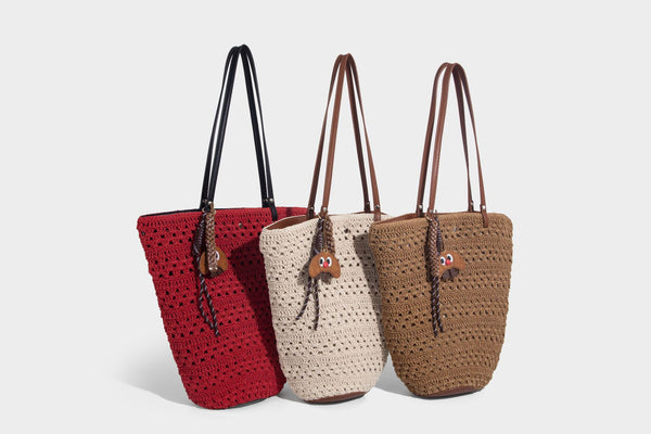 Grobmaschig gehäkelte Tote-Bag mit Schulterriemen in brauner Lederoptik und Besatz am Boden, Detailansicht 30