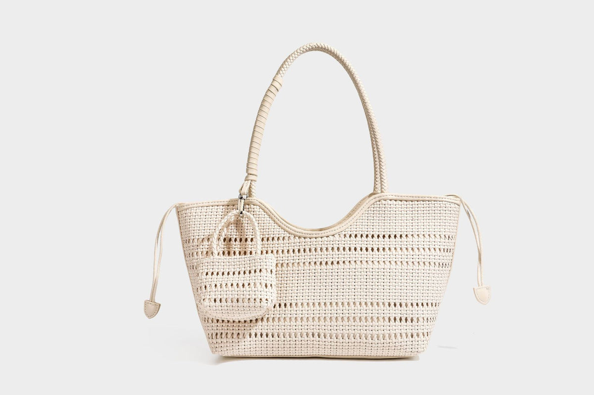 Strukturierte Henkeltasche aus geflochtenem Material in Dunkelbraun mit geflochtenen Henkeln, seitlichen Zugbändern und befestigtem Mini-Täschchen aus geflochtenem Material mit