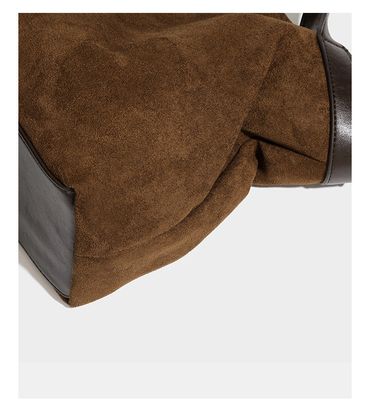 Große, weich fallende Tote aus Wildlederoptik in warmem Braun mit dunklen glatten Besätzen, zwei Tragegriffen, abnehmbarem Reißverschluss-Etui und, Detail