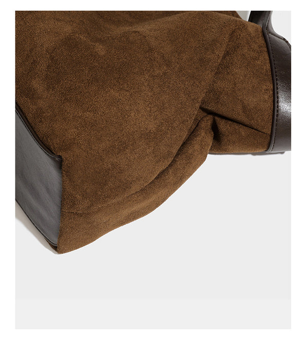 Große, weich fallende Tote aus Wildlederoptik in warmem Braun mit dunklen glatten Besätzen, zwei Tragegriffen, abnehmbarem Reißverschluss-Etui und, Detail