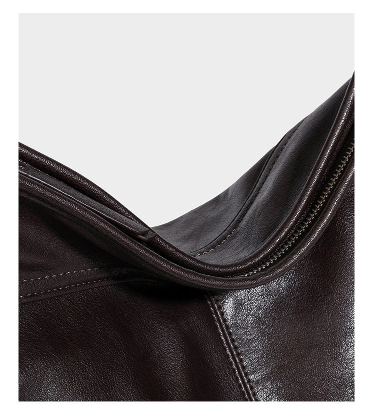 Weich fallende, geräumige Schulter- und Crossbody-Tasche in Lederoptik mit vorderer Klappentasche, Reißverschluss oben und langem verstellbarem Riemen