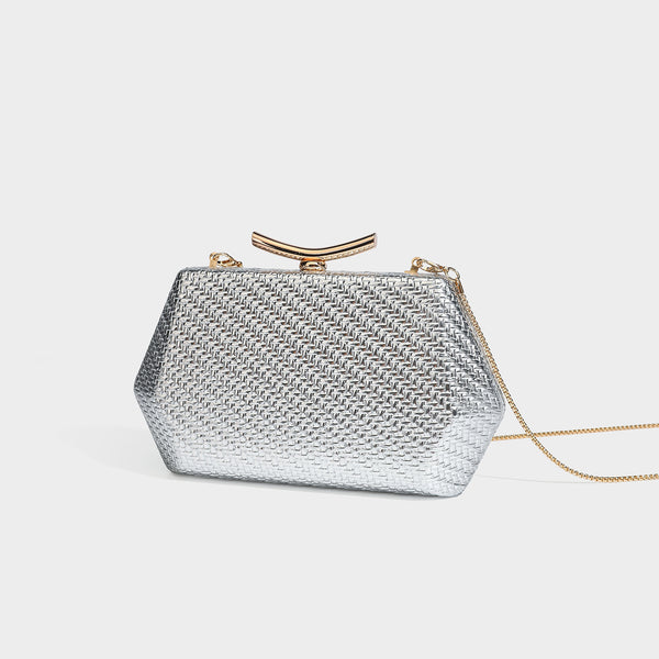 Kleine strukturierte Clutch aus metallisch schimmerndem Flechtmaterial mit goldfarbenem Bügelverschluss und abnehmbarem Kettenriemen, Vorderansicht