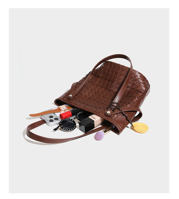Shopper-Schultertasche im Bucket-Stil mit Webstruktur in Lederoptik, rundem Anhänger und langen doppelten Trägern, Detailansicht 18