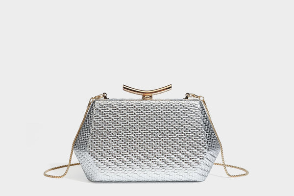Kleine, strukturierte Clutch aus metallischem Flechtmaterial mit goldfarbenem Bügelverschluss und abnehmbarem Kettenriemen, Detailansicht 28