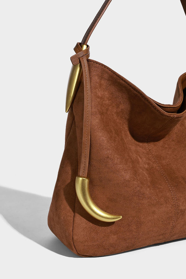 Beige-braune Hobo-Schultertasche mit lässiger Silhouette, matter Veloursleder-Optik, goldfarbenen halbmondförmigen Beschlägen und schmalem Schulterriemen, Detailaufnahme