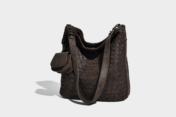 Lässig fallende Hobo-Schultertasche aus geflochtenem Material mit Korbgeflecht-Optik, angesetztem Mini-Täschchen vorne und verstellbarem Knotenträger, Detailansicht