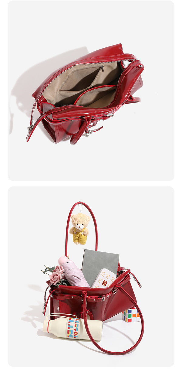Glänzende, strukturierte rechteckige Schultertasche mit zwei Riemen, vorderem Riemen mit Gürtelschnalle, Herzanhänger und silberfarbenem